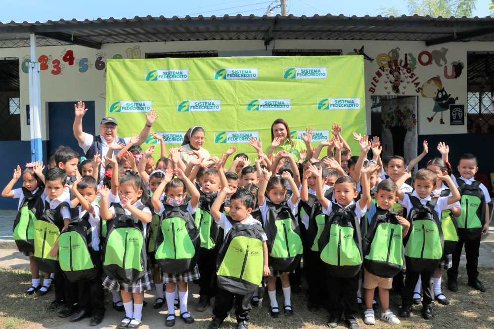 SISTEMA FEDECRÉDITO entrega donativo de mochilas en centros escolares