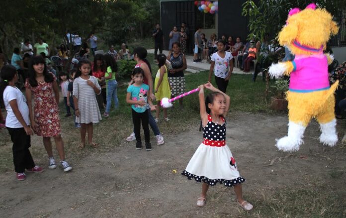 Piñata de regalo navideño  Regalos navideños, Navideño, Piñatas