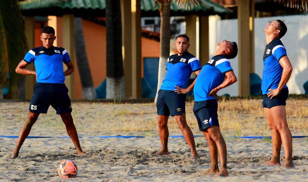 La selección masculina de fútbol playa sale a la cancha, la diaria