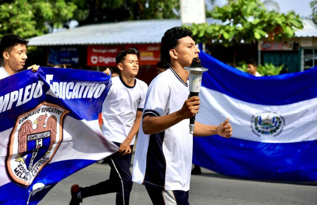 Antorcha De San Salvador Inicia Recorrido Por El Pa S De La Mano